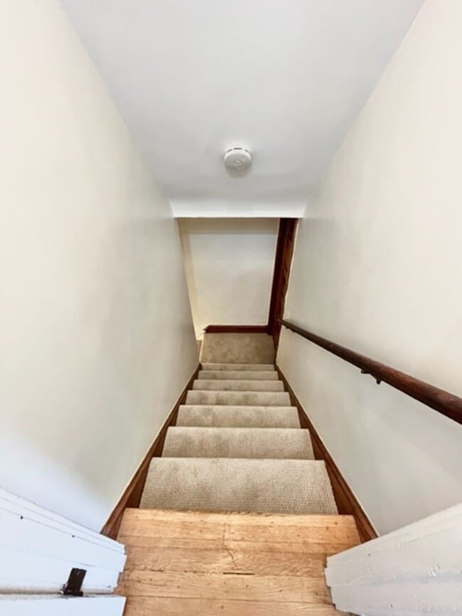 Building Photo - Great 4 BR 3 BA townhouse in great quiet s...