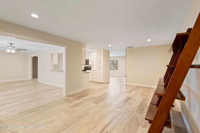 Building Photo - 215 S Robert Way