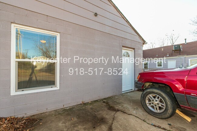 Building Photo - 1345 N Lewis Pl