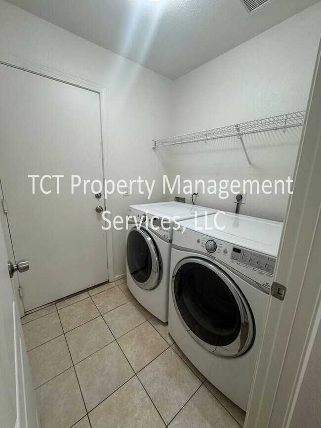 Building Photo - Spacious Open Concept 3 bedroom, 2 bath Ho...