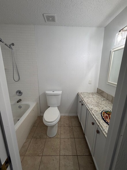 Building Photo - 804 Creekside Dr