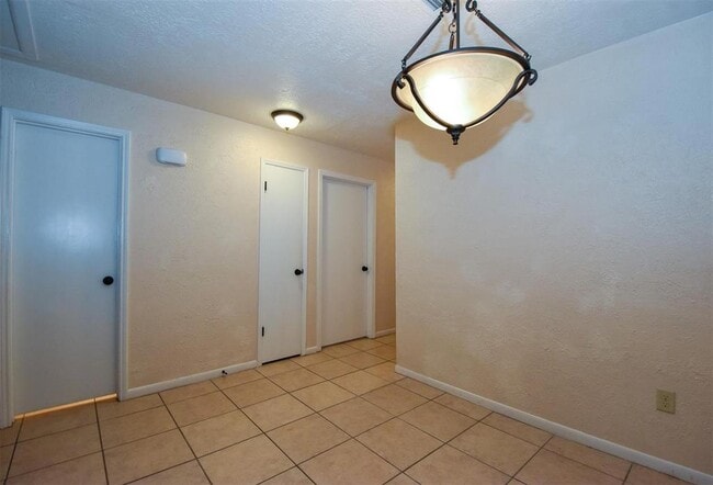 Building Photo - 1502 Beaumont Rd
