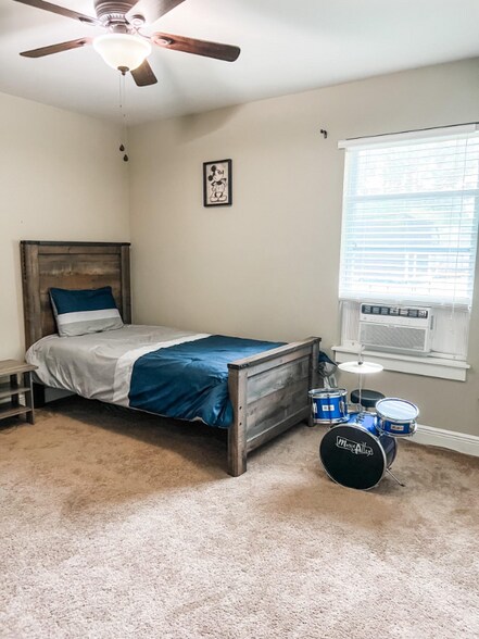 Building Photo - 2410 Salamanca St