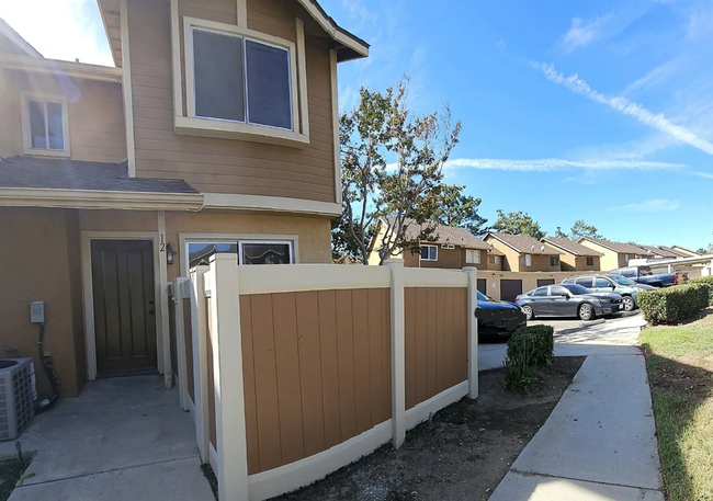 Building Photo - Beautiful 3 BD, 2BA Townhome Near Cal Stat...