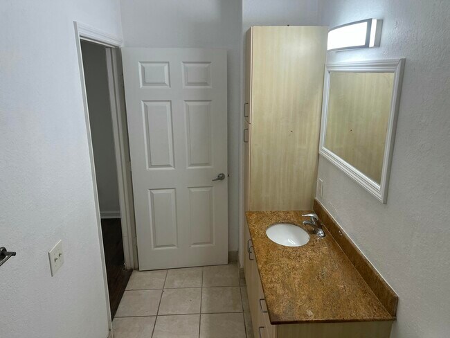 Building Photo - 1610 Presidential Way