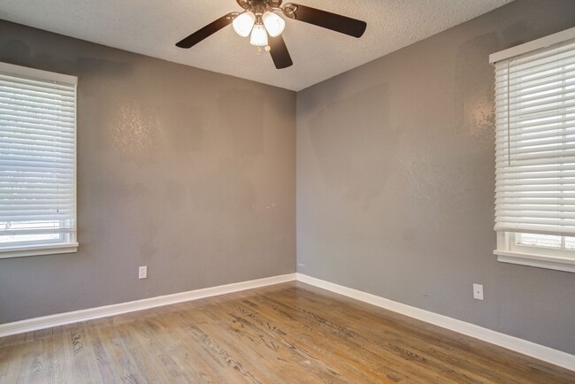 Building Photo - Pre-Leasing for Fall 2025 - Cute 2 Bedroom...