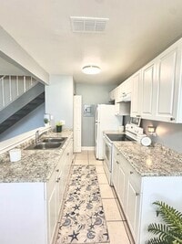 Building Photo - Now Leasing: 2-Bedroom Home with Garage & ...