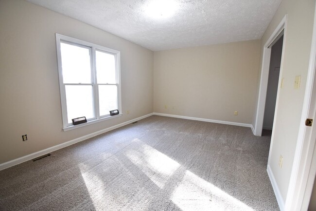 Building Photo - 2 Bedroom 1.5 Bathroom Townhome- Small Dogs Okay