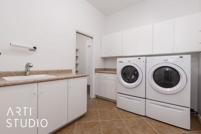 Building Photo - Beautiful 2-bedroom 2-bathroom and 2-car garage located in a gated community