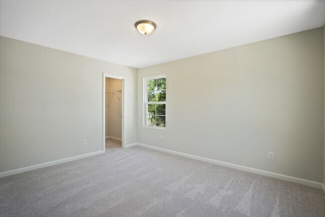 Building Photo - End Unit  Townhome | Open floor plan | 2 C...