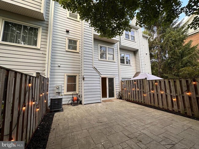 Building Photo - 13 Carriage House Cir