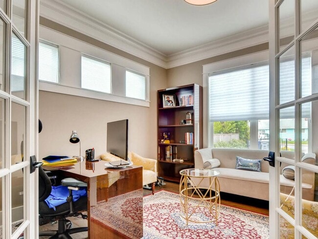 Building Photo - Highly desirable location and floor plan.
