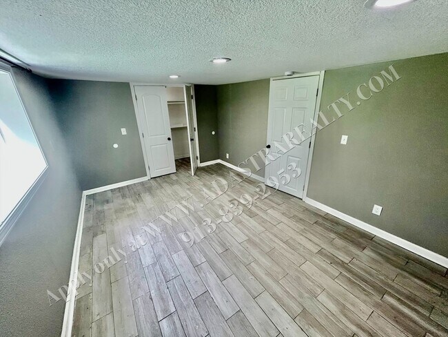 Building Photo - Nice Updated 3 Bed, 1 Bath in KCK-Availabl...