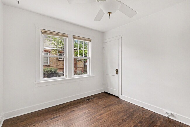 Building Photo - Available NOW! 3 Bedroom 2 Bath Beautiful Home in Denver!