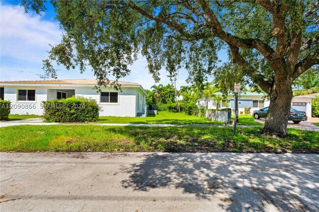 Building Photo - 580 Lee Dr