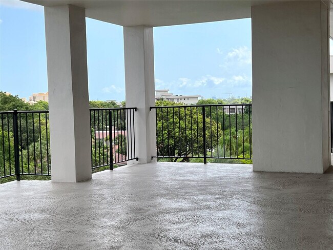 Building Photo - 3000 N Palm Aire Dr