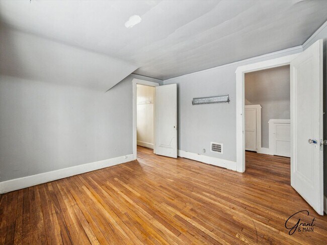Building Photo - $1200 Bungalow