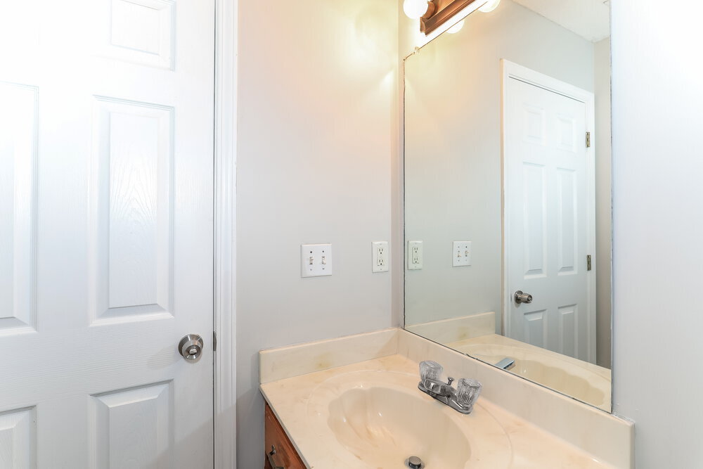 Building Photo - 7875 Sarah Ann Dr S