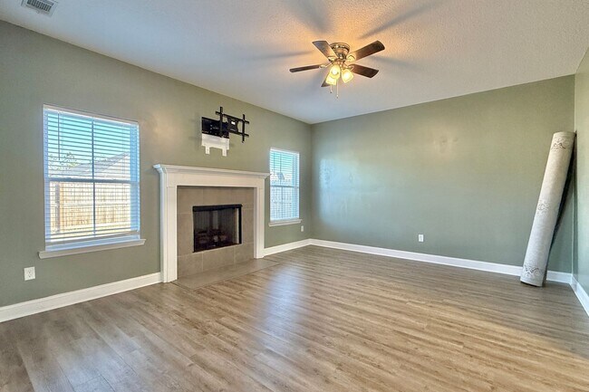 Building Photo - AVAILABLE NOW! (Pet Friendly)