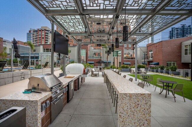 Building Photo - Modern Townhome Living in the Heart of Dow...