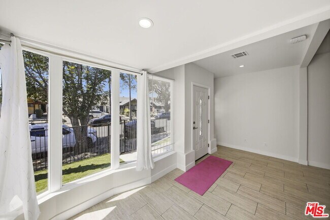 Building Photo - 2910 S Budlong Ave