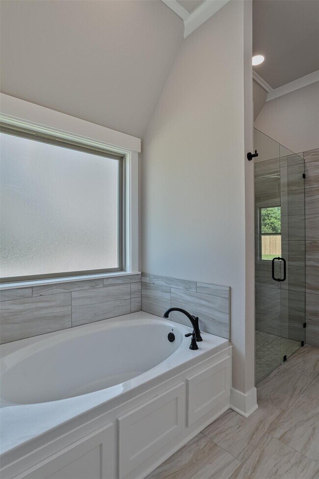 Building Photo - "Charming 3-Bed Retreat with Granite Elegance & Cozy Fireplace in Benton!"