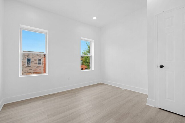 Building Photo - GORGEOUS end unit in Baltimore! 3 Bedrooms 3 Bathrooms Plus a Rec Room!