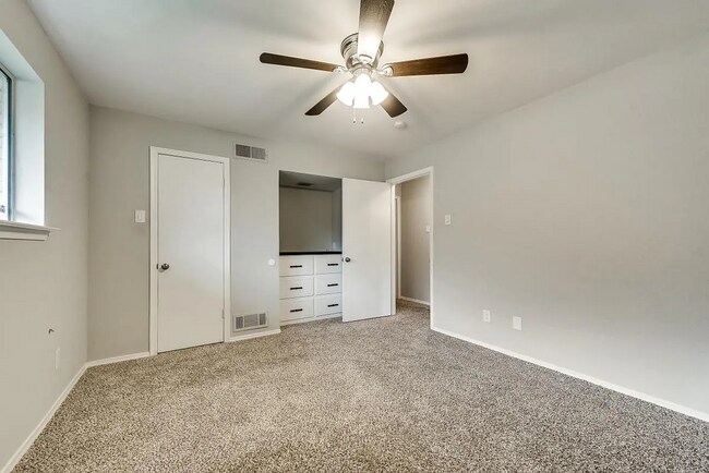 Building Photo - 5806 Everglade Rd