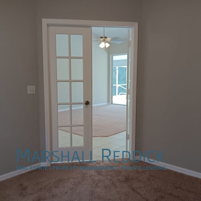 Building Photo - Pool Home 3 Bedroom,with a Den 2 Bath in d...