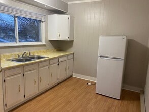 Building Photo - Upstairs One Bedroom Unit