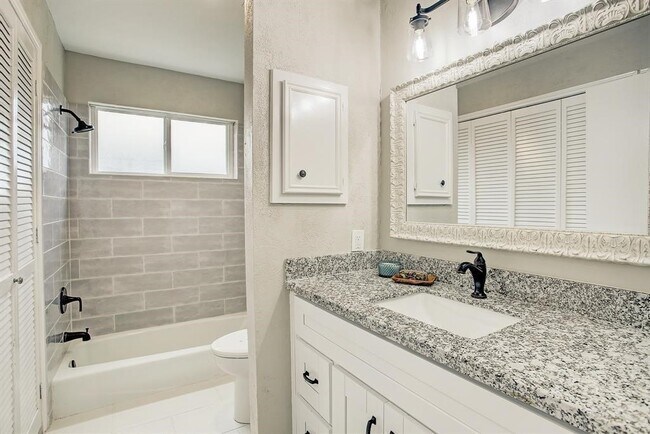 Building Photo - 1074 Apache Falls Dr