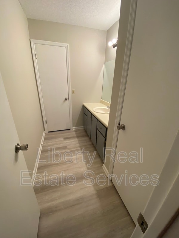 Building Photo - 105 Maid Marian Ct