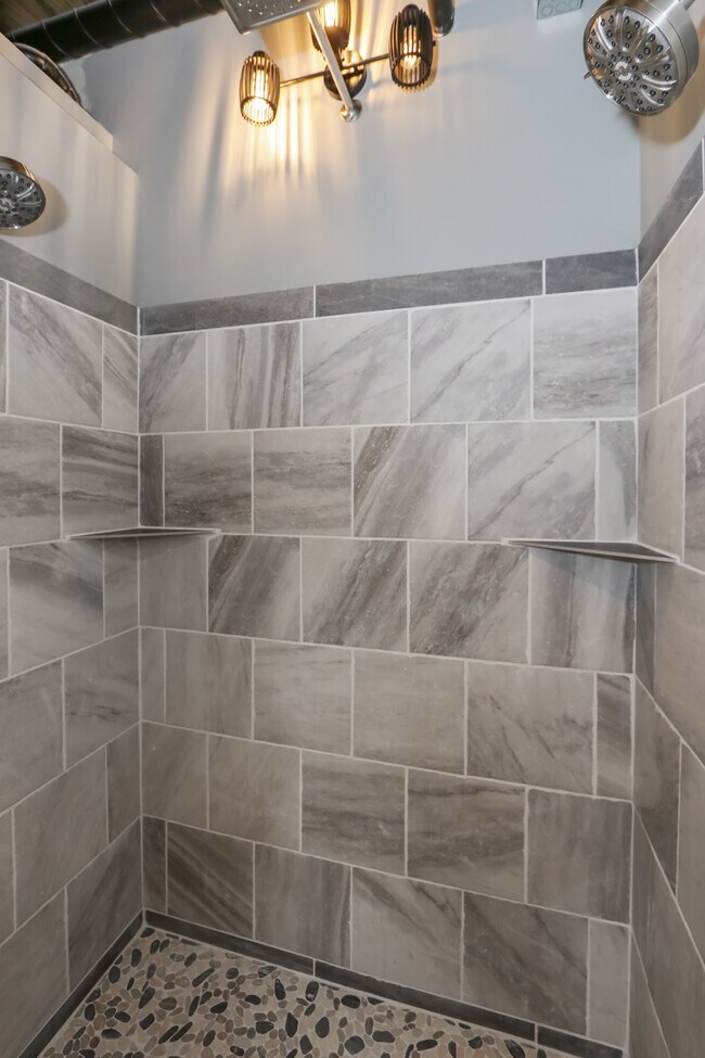 Building Photo - 735 Lexington Ave