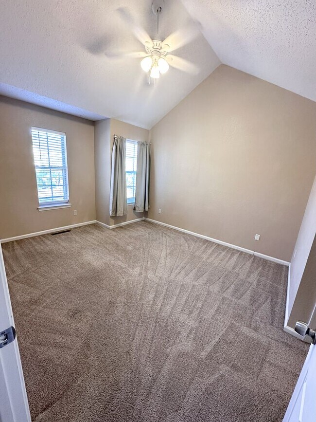 Building Photo - Updated Condo Near Shore Drive