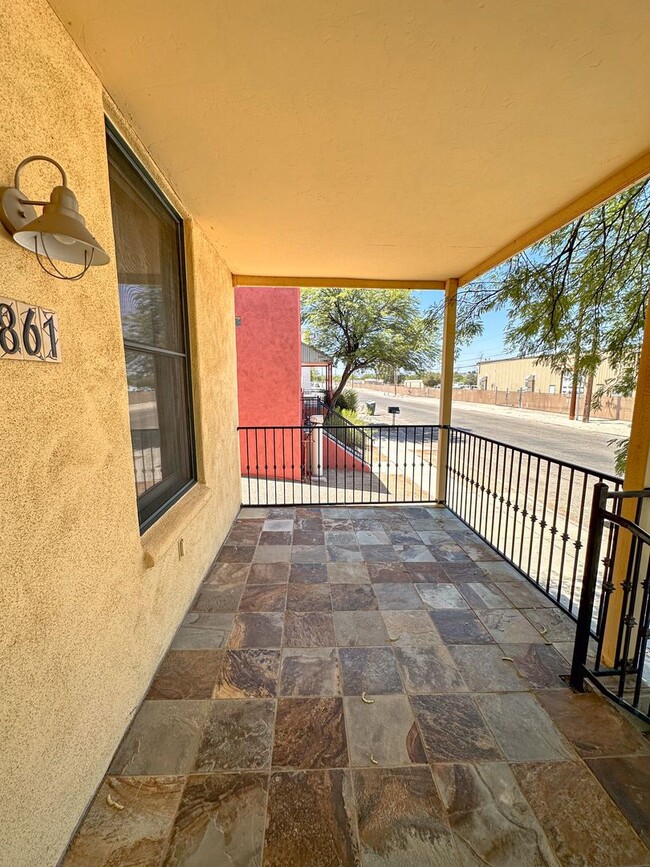 Building Photo - 3 bedroom 2 bath - close to Downtown