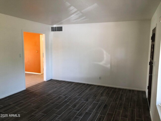 Building Photo - 718 E Granada Dr
