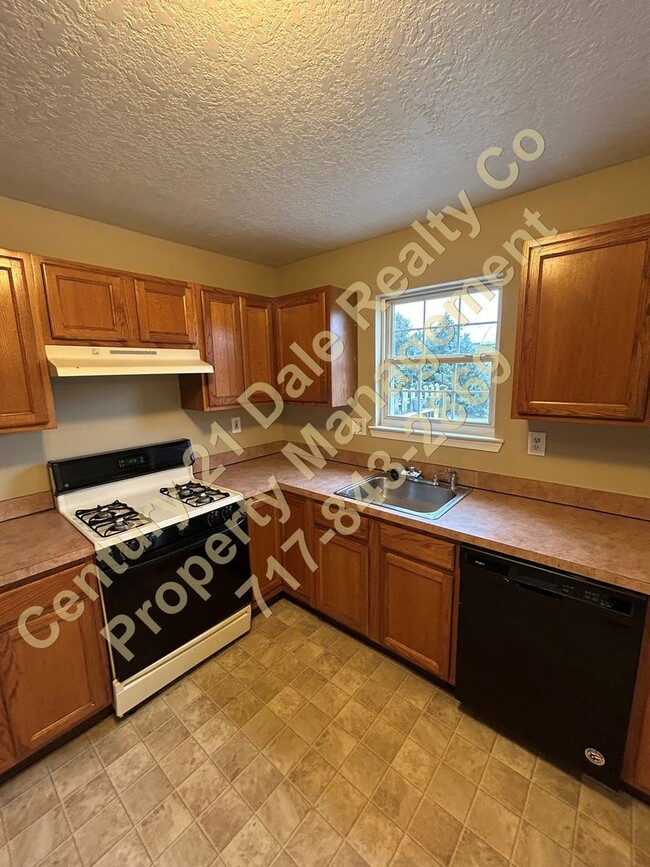 Building Photo - 3 BR 1.5 Bath Townhome in Eastern School D...