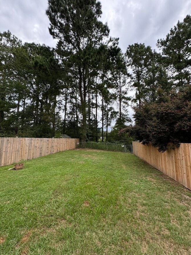 Building Photo - Family Friendly 2 Bedroom Duplex Available...