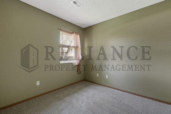 Building Photo - 5915 E Pembrook Cir
