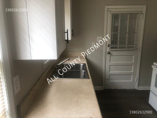 Building Photo - 1925 Kennesaw Dr