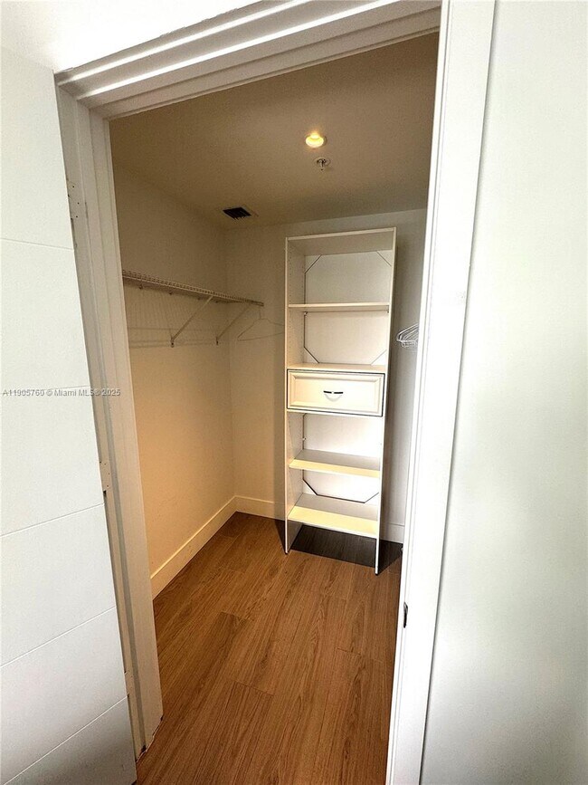 Building Photo - 1010 SW 2nd Ave