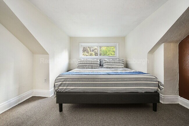 Building Photo - 320 Greenfield Ave