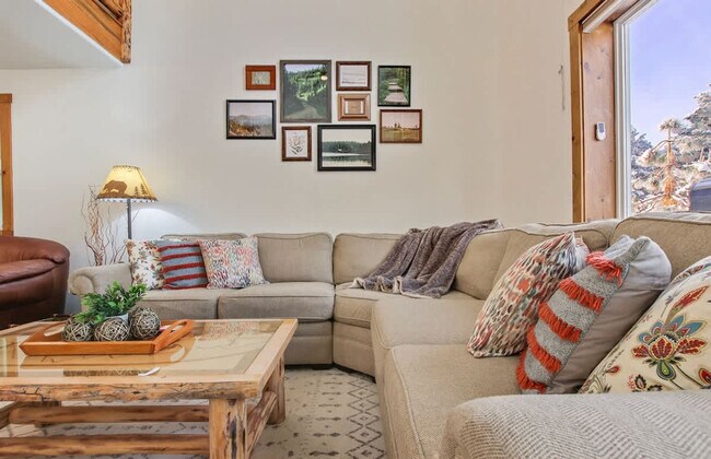 Building Photo - 130 Par Dr