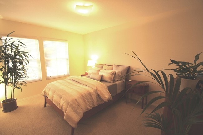 Building Photo - $1000 MOVE IN SPECIAL! Large, Updated 2 BD, 2 BA Condo w/ EV CHARGING