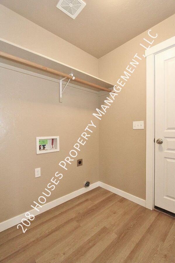 Building Photo - Must See Immaculately Kept 3 bed, 2 bath H...