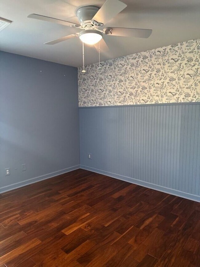 Building Photo - 3 Bed/2 Bath Home with Bonus Room & Screen...