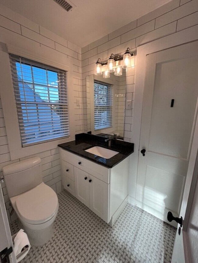 Building Photo - Beautifully Updated House in Forest Hills!