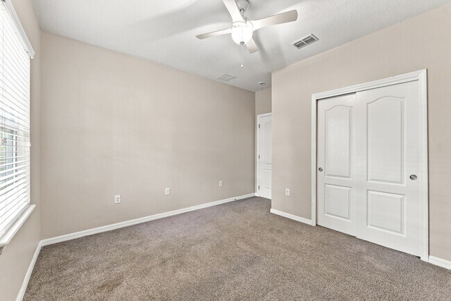 Building Photo - Stunning 3 BR + LOFT / 2.5 BA/ 2-Car-Garage Townhome in GATED community!