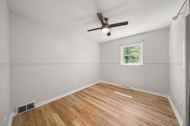 Building Photo - Pet Friendly 3/1 House, Fenced Yard, Deck, Fire Pit & Basement