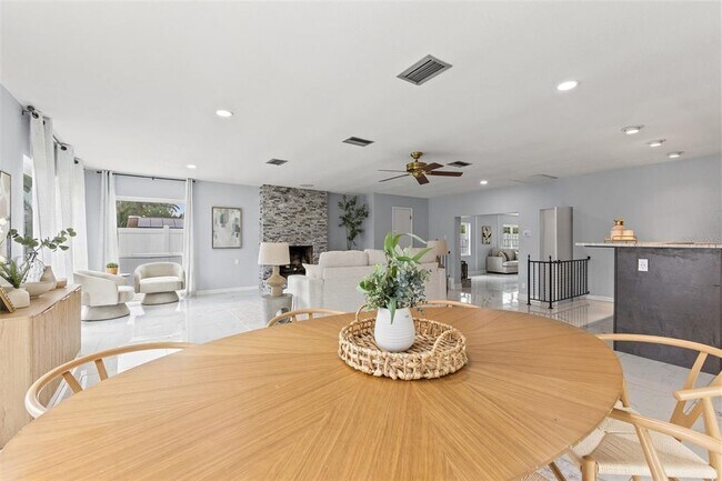 Building Photo - 4000 14th Way NE